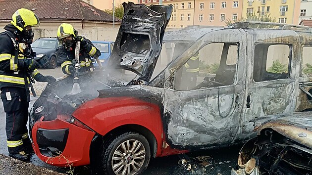 Na pra�sk� Palmovce vzpl�la od odstaven� dod�vky dal�� vozidla. (17. srpna 2026)