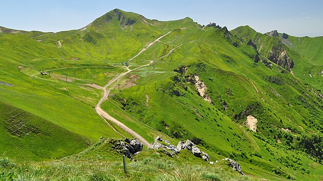 Sto odstín� zelené aneb pohled na Puy de Sancy (uprost�ed) od severovýchodu....