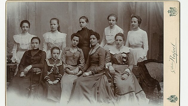 �eny z Vesny na sn�mku z roku 1901 vyfocen� v ateli�ru Rafael