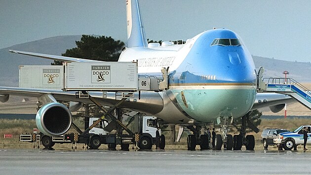 Na leti�tn� plo�e je vid�t z�sobovac� v�z zaparkovan� naproti letadlu Air Force One pot�, co americk� prezident Donald Trump nastoupil do letadla po skon�en� summitu NATO na mezin�rodn�m leti�ti v Anka�e v Turecku. (8. �ervence 2026)