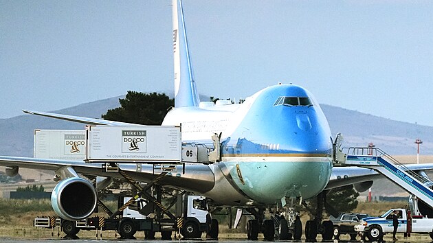 Na leti�tn� plo�e je vid�t z�sobovac� v�z zaparkovan� naproti letadlu Air Force One pot�, co americk� prezident Donald Trump nastoupil do letadla po skon�en� summitu NATO na mezin�rodn�m leti�ti v Anka�e v Turecku. (8. �ervence 2026)