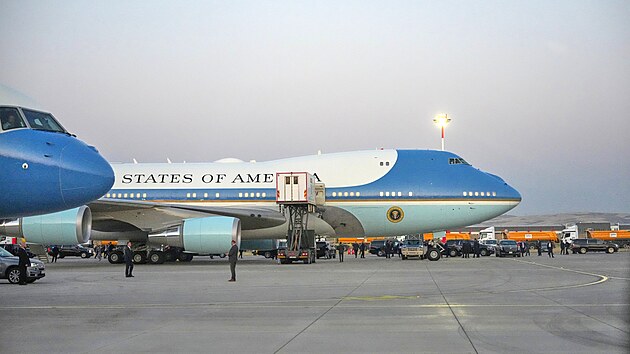 Na leti�tn� plo�e je vid�t z�sobovac� v�z zaparkovan� naproti letadlu Air Force One pot�, co americk� prezident Donald Trump nastoupil do letadla po skon�en� summitu NATO na mezin�rodn�m leti�ti v Anka�e v Turecku. (8. �ervence 2026)