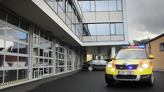 Sanitka na adrese pacientku nenašla, žena zemřela. Rodina viní záchranáře