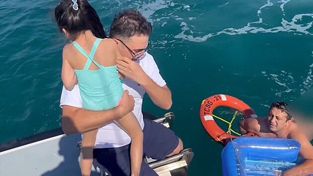 D�t� si hr�lo spolu s rodinou na pl�i v tureck�m letovisku Didim. Nafukovac� leh�tko, na n�m� bylo zav�eno se v�ak rychle za�alo vzdalovat od b�ehu. (19. srpna 2026)
