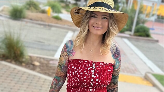 Erika Eleniakov� p�i rann�m focen� na pl�i v Malibu, kam vyrazila se sv�m agentem. (srpen 2026)