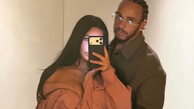 Kim Kardashianov� a Lewis Hamilton na spole�n�m zamilovan�m selfie. (srpen 2026)