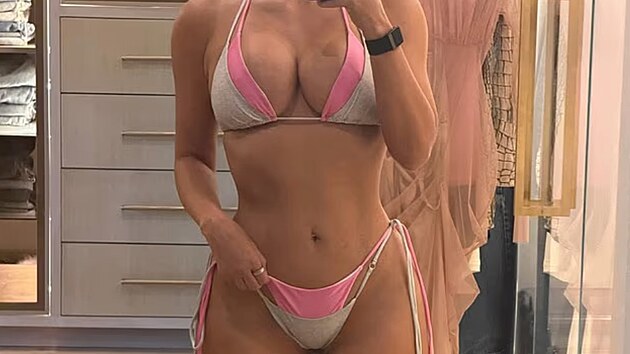 Kim Kardashianov� provokuje v bikin�ch. (srpen 2026)