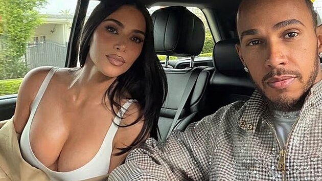Kim Kardashianová a Lewis Hamilton spolu pózují v aut�. (srpen 2026)