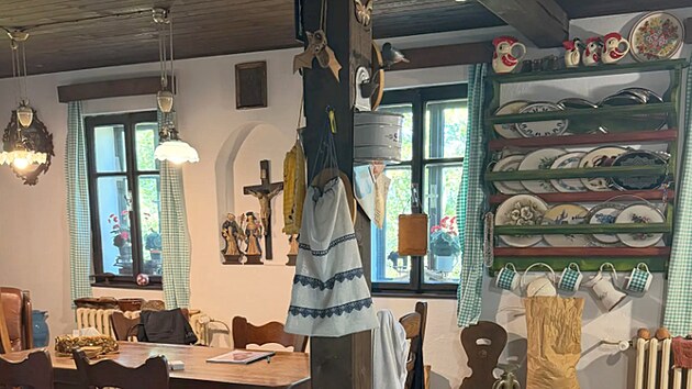 Chalupa p�sob� jako n�vrat do minulosti. Nechyb� v n� d�ev�n� podlahy, tradi�n� n�bytek ani mno�stv� dekorac�.