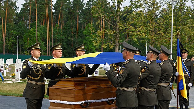 Zakladatele ukrajinsk�ch nacionalist� Jevhena Konovalece poh�bili s poctami u Kyjeva. (18. srpna 2026)
