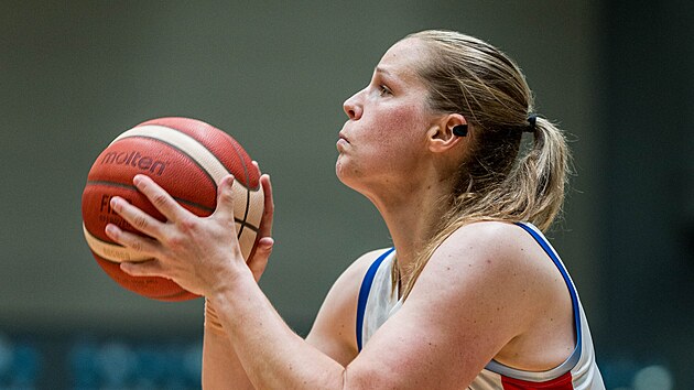 �esk� basketbalistka Alena Hanu�ov� st��l� na ko�.