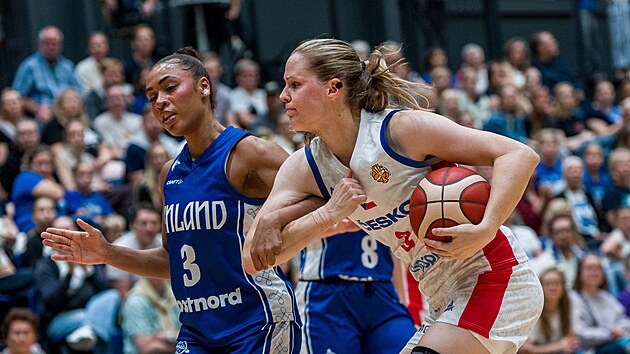 �esk� basketbalistka Alena Hanu�ov� u m��e v z�pase s Finskem. Br�n� ji Sara Bejediov�.