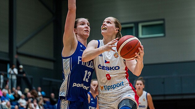 �esk� basketbalistka Alena Hanu�ov� zakon�uje na finsk� ko�, br�n� ji Elsa Lemmil�ov�.