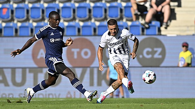 Zleva Abdoulaye Sylla z Olomouce a Alan Marinelli ze Slov�cka.