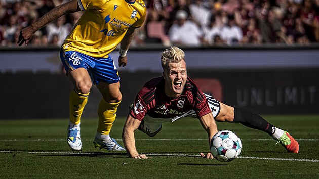 Spar�ansk� �to�n�k Jonatan Brunes pad� b�hem duelu s Teplicemi.