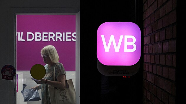 �ena nav�t�vuje v�dejn� m�sto internetov�ho obchodu Wildberries v Moskv� v Rusku. (23. �ervence 2026)