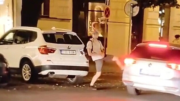 Příslušník bezpečnostních sborů rozbíjel v Praze auta. GIBS hledá svědky