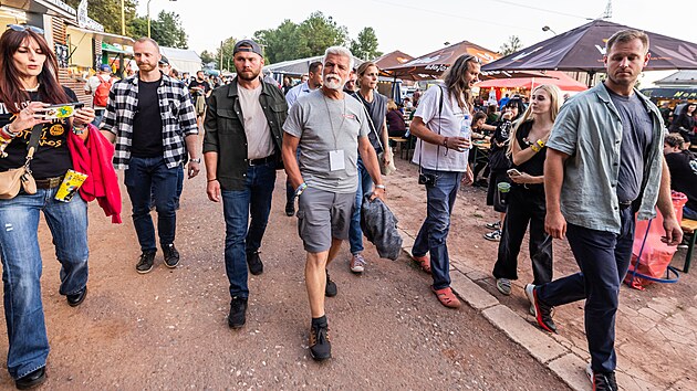 Prezident Petr Pavel se objevil na zah�jen� festivalu TrutnOFF. Prov�zel ho po�adatel Martin V�chet. (13. srpna 2026)