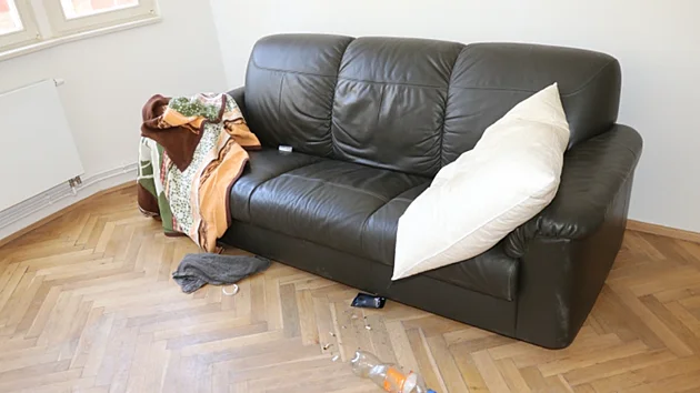 Prokopl dveře, dal si sprchu a usnul. Mladého vetřelce probudili policisté