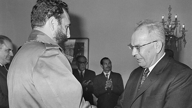 Prvn� tajemn�k �V KS Kuby a p�edseda revolu�n� vl�dy Kub�nsk� republiky Fidel Castro na ofici�ln� n�v�t�v� �SSR. Gener�ln� tajemn�k �V KS� Gust�v Hus�k (vpravo) p�edal F.Castrovi nejvy��� st�tn� vyznamen�n� ��d B�l�ho lva I.t��dy. (22.06.72)