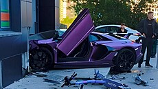 V Jektat�rinburgu havaroval ve svém fialovém Lamborghini syn m��a�ského...