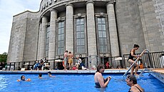 Do�asný bazén p�ed berlínským divadlem Volksbühne (7. srpna 2027)