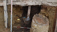 Spodní �ást zasypané studny, která obsahovala sklen�né lahve. Archeologové ji...
