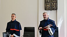 Ústavní soudce Zde�ek Kühn �te rozhodnutí o stí�nosti Tomá�e Ji�ikovského,...