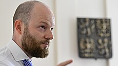 Advokát Martin Kotrbá�ek u Ústavního soudu, který vyhlásil rozhodnutí o ústavní...