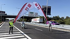 Symbolické zprovozn�ní i druhého z opravených pás� Kbelské ulice v Praze. (13....