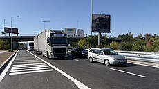 První auta projí�d�jí po zrekonstruovaném druhém pásu Kbelské ulice v Praze....