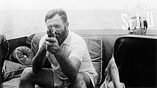 Spisovatel, jeho bárka, jeho samopal Thompson. Ernest Hemingway pózuje na svém...