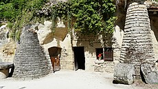 Zapome�te na cihly, maltu, trámy i st�e�ní ta�ky. Ve francouzském Rochemenieru...