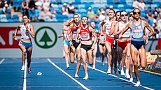 Kristiina Sasínek Mäki (vlevo) fini�uje v rozb�hu na 1500 metr� na mistrovství...