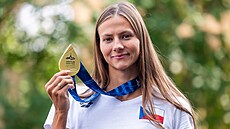 Barbora Seemanová pózuje se zlatou medailí po návratu z plaveckého mistrovství...