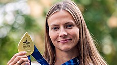 Barbora Seemanová pózuje se zlatou medailí po návratu z plaveckého mistrovství...