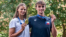 Barbora Seemanová a Miroslav Knedla pózují se zlatými medailemi po návratu z...