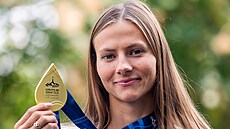Barbora Seemanová pózuje se zlatou medailí po návratu z plaveckého mistrovství...