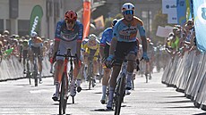 Riley Sheehan (vpravo) vít�zí v první etap� Czech Tour.