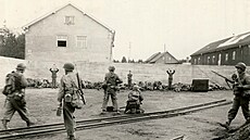 Snímek zachycuje popravu p�íslu�ník� SS v areálu koncentra�ního tábora Dachau...