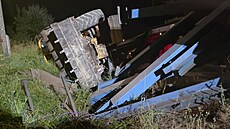 Náklad se p�evrátil z náv�su a silnice byla n�kolik hodin nepr�jezdná.