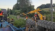 Náklad se p�evrátil z náv�su a silnice byla n�kolik hodin nepr�jezdná.