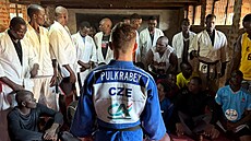 David Pulkrábek zavítal v kv�tnu 2026 do Ugandy, kam p�ivezl nejen kimona a...