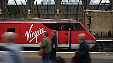 Cestující procházejí kolem vlaku spole�nosti Virgin Trains East Coast. (16....