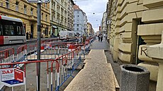 Oprava chodníku na Strossmayerov� nám�stí. (19. srpna 2026)