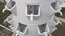 Detail aeroponického stojanu pro p�stování rostlin ve skleníku v areálu...