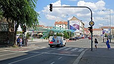 K�í�ení ulic Ostrovského a Stroupe�nického. Tady má zelená pro chodce na�t�stí...