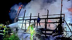 �ty�i jednotky hasi�� likvidovali po�ár zahradní k�lny v Hranicích. (9. srpna...