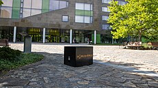 Nová atrakce univerzity. Jde o �ernou krabici, která m�ouká a v náhodných...