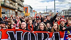 Ú�astníci MoraExpressu b�hem pochodu z nádra�í do O2 areny